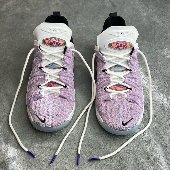 🎯NWOT Nike LeBron 18 'Graffiti' 4.5Y \ 23.5CM \ EU36.5 - Picture 1 of 13